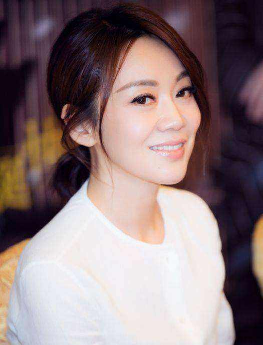 离婚18年了，闫妮和前夫邹伟的人生状况，有何不同？