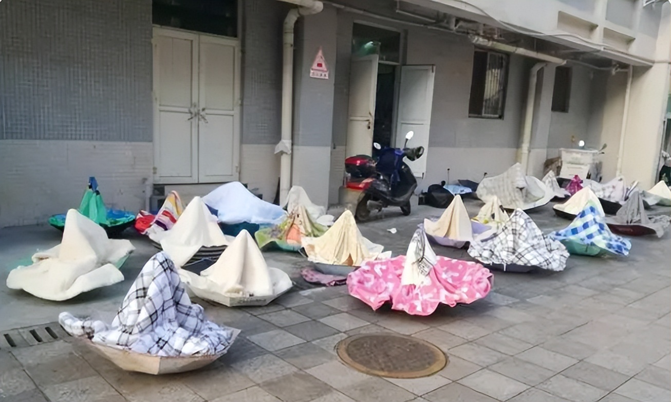 新的挑战又要来了(大学生晒被子晒出新高度，个个都是“神操作”，新型憋笑挑战来了)