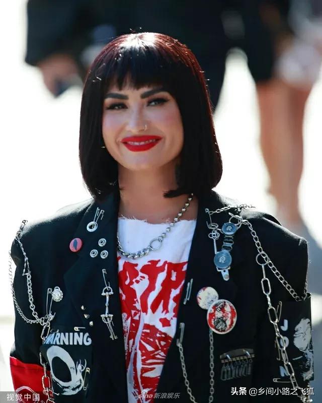 黛米-洛瓦托参加节目录制 身穿黑色西装外套酷炫十足