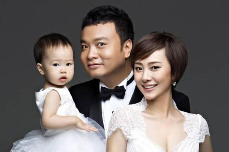 沙桐:被小12岁女友逼婚,为她特意报孕期培训班,一家三口很甜蜜