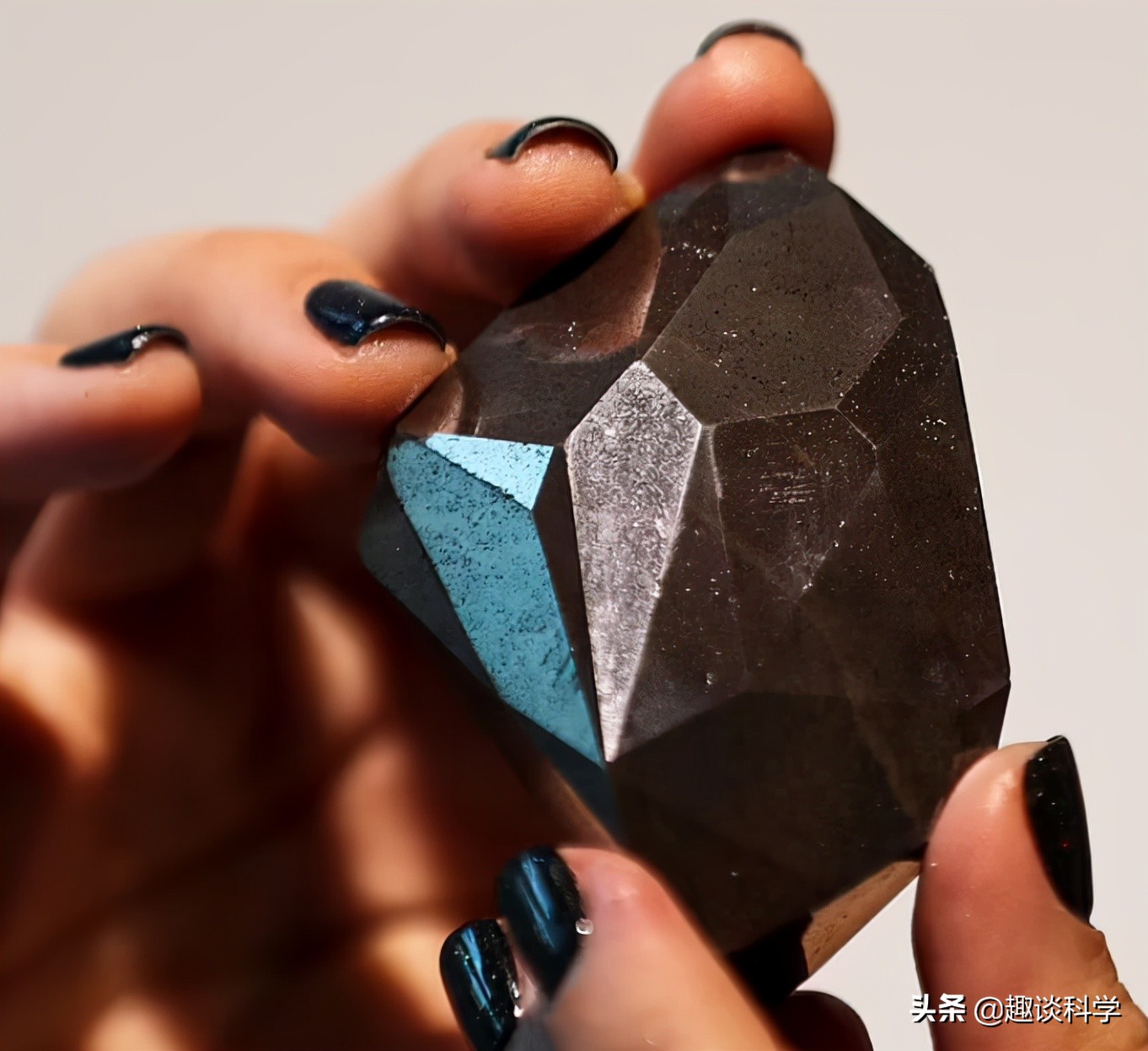 "宇宙级"黑钻与"地球"钻石的区别