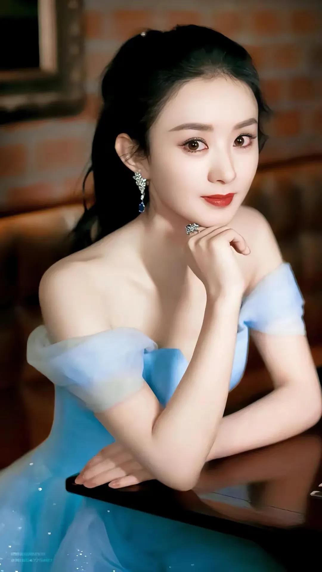 女星赵丽颖—巧笑嫣然，淡妆点缀，瓷肌红唇，漂亮的不像话