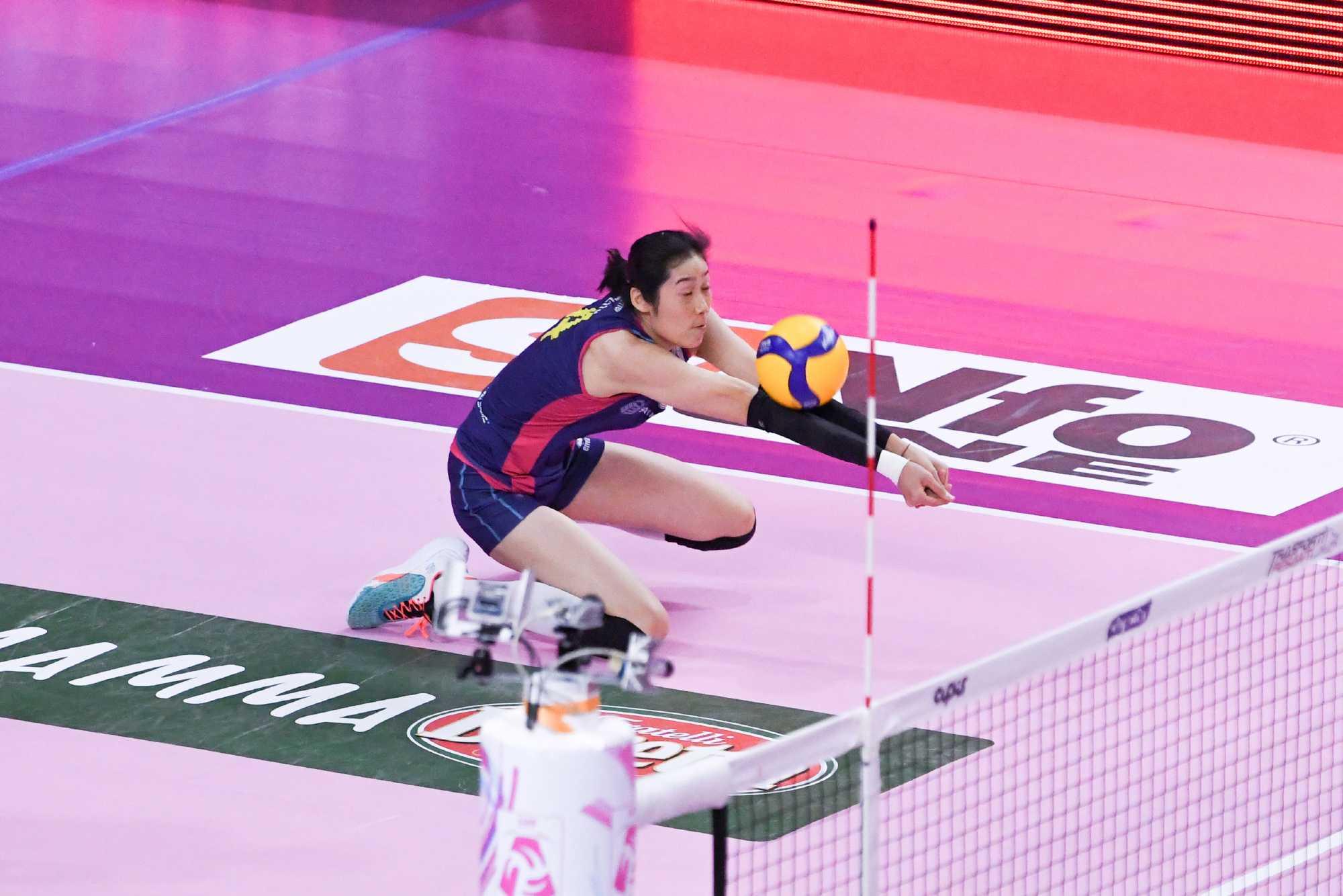 女排朱婷最近的新消息（朱婷全场12分状态下滑？看过比赛才明白原委，斯坎迪奇离不开她！）