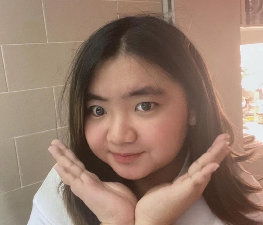 加入tvb后又离开!知名港星女儿疑转做公关,近照获多位型男包围