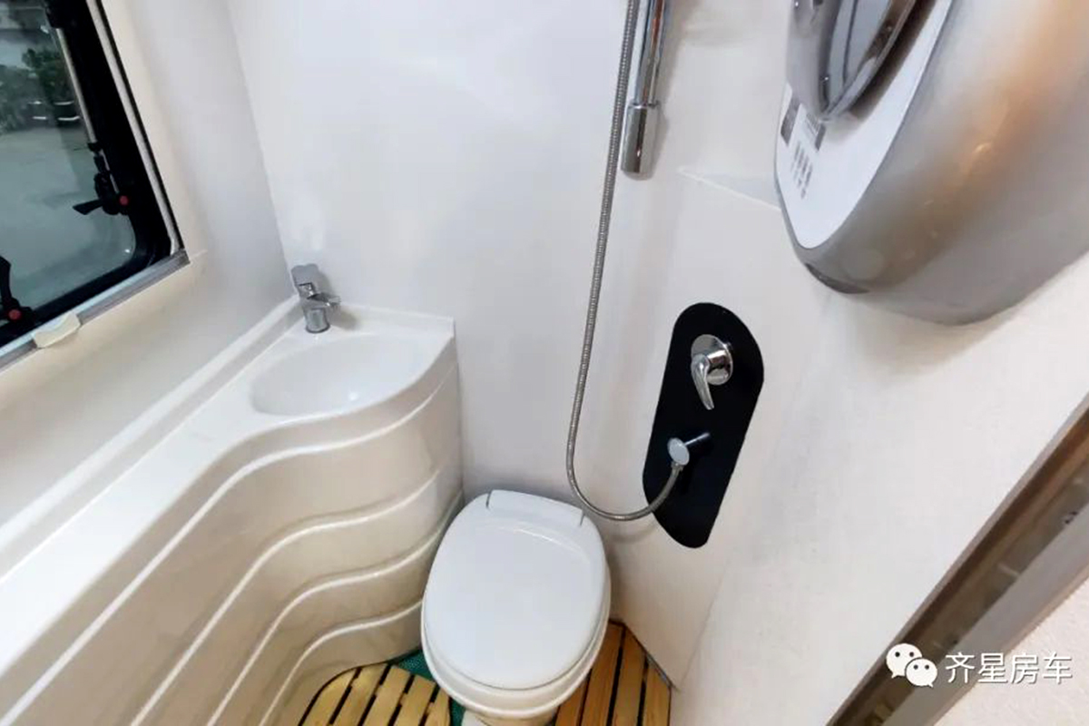 空间优化格局新导向！齐星依维柯额头升顶三拓展房车