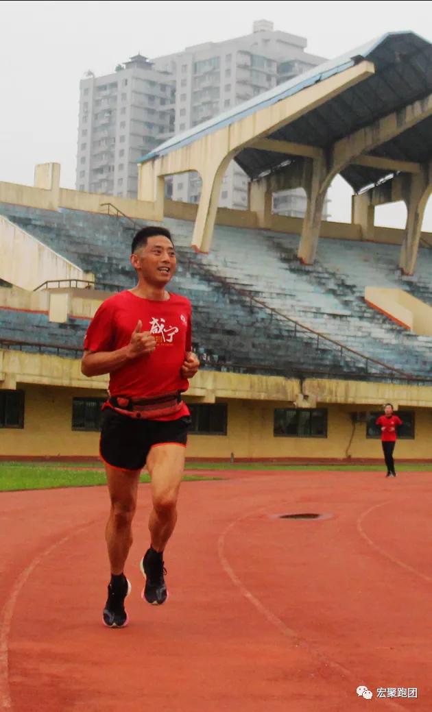 温泉体育中心(两个人的竞技，一群人的狂欢——宏聚跑团“五一”竞技跑活动纪实)