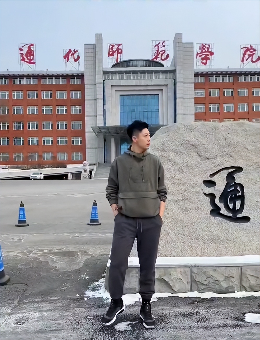 吉林一大学男教师走红，身高190身材如男模，堪称行走的招生简章