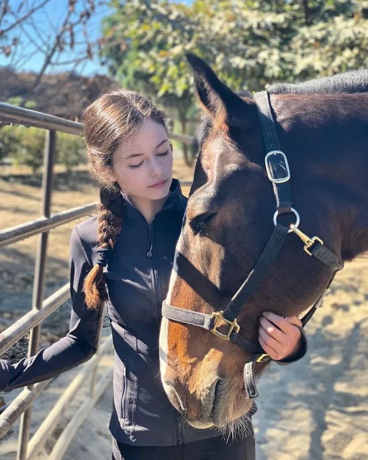 “吸血鬼女儿”长大了！18岁当公主，盛世美颜被怀疑是电脑合成