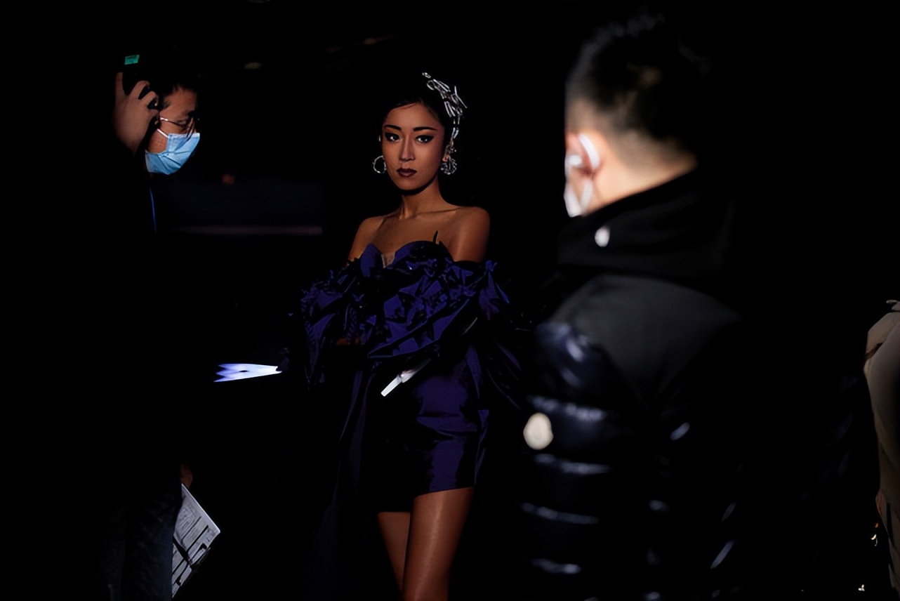 李荣浩辟谣出轨离婚，杨丞琳安慰丈夫和姐妹，吉克隽逸委屈落泪