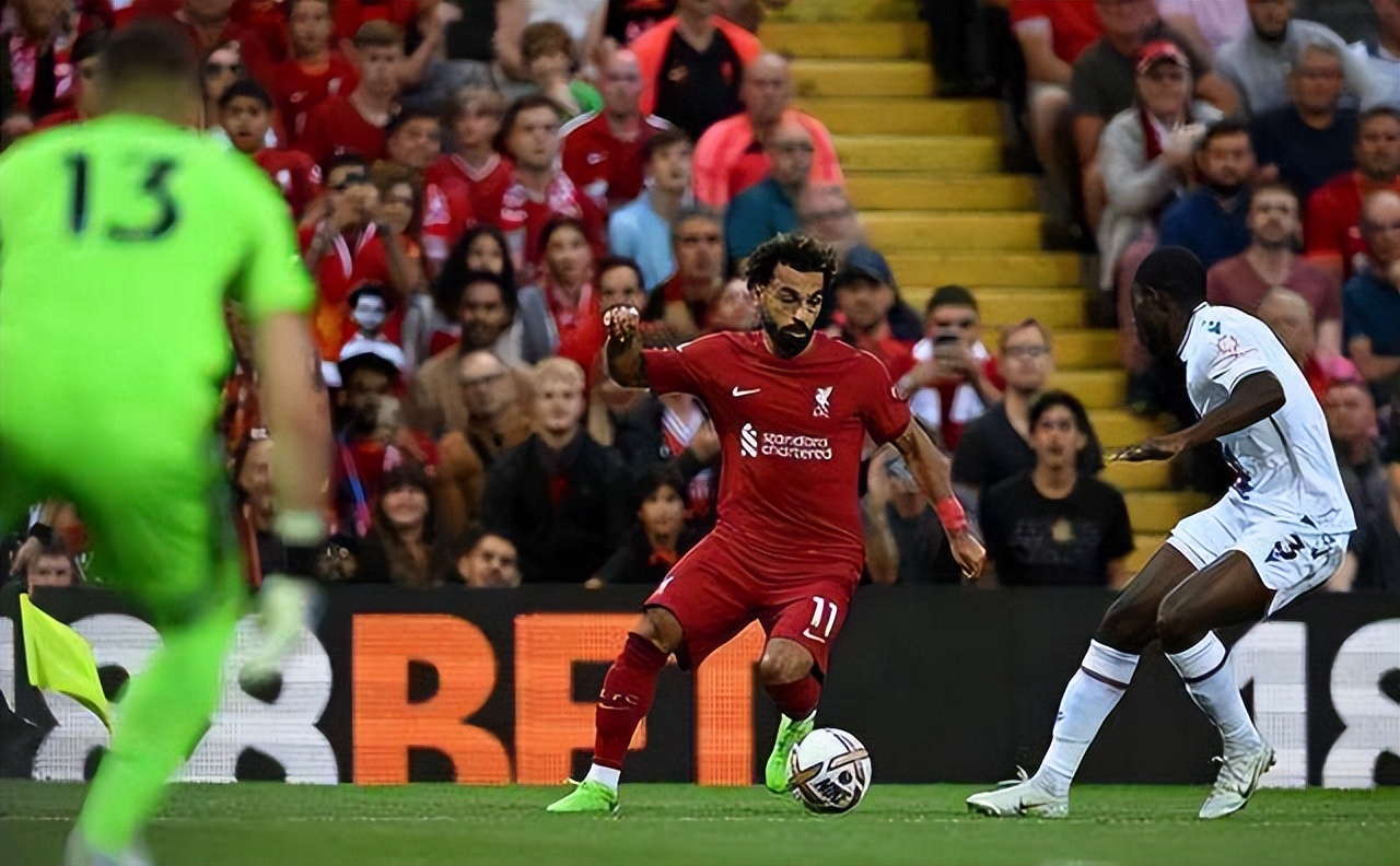 英超怎么这么多人看足球赛啊（为啥都爱看英超？这三场比赛给出答案，世界第一联赛实至名归）