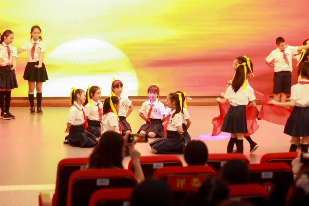 华阳实小举行“童星耀五月·艺术绽花开”群舞比赛（三四年级）