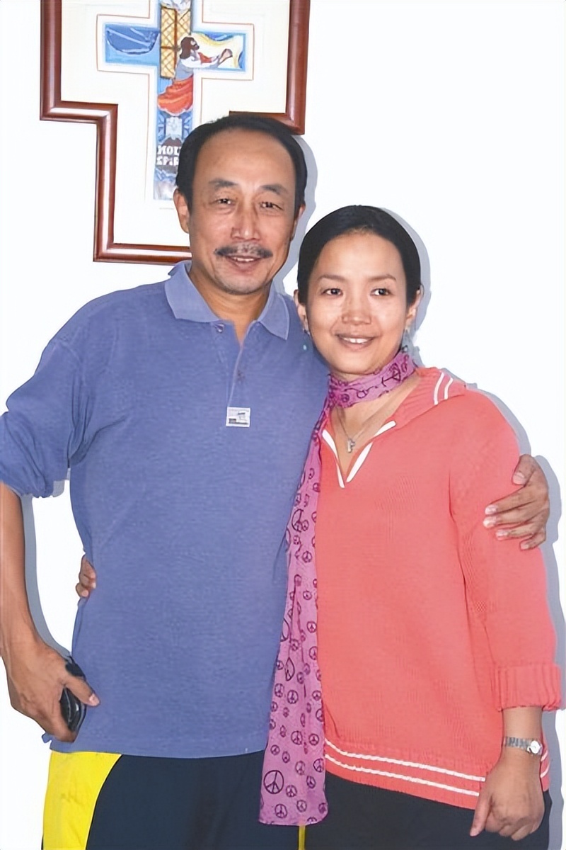 吕丽萍夫妇"晚节不保":妻子哀悼安倍遭批评,老公夸美国被打脸