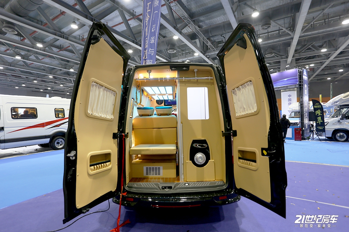 商旅两用,配置功能丰富!福客特黑骑士总裁版房车