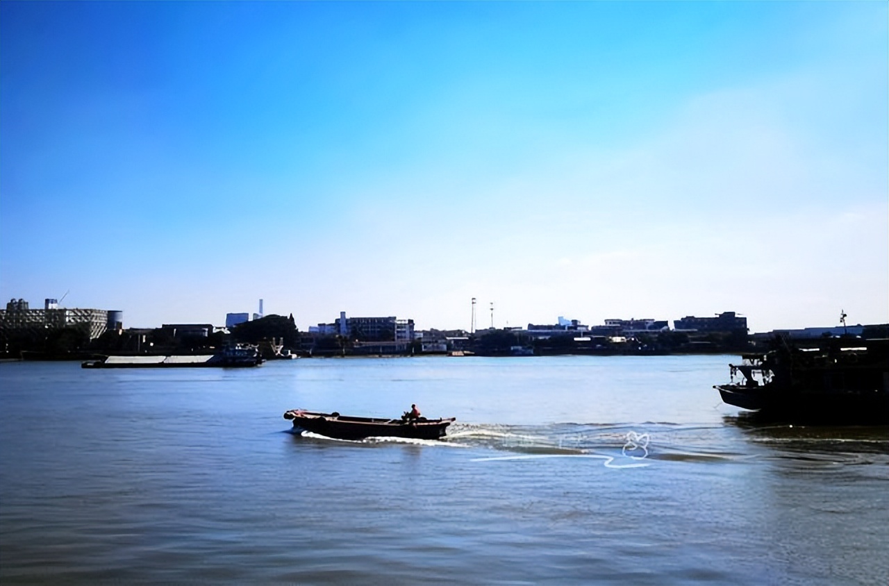 阿联cba去哪里打球(广州这个“打球圣地”，由易建联创办，建在仓库内，可看一线江景)