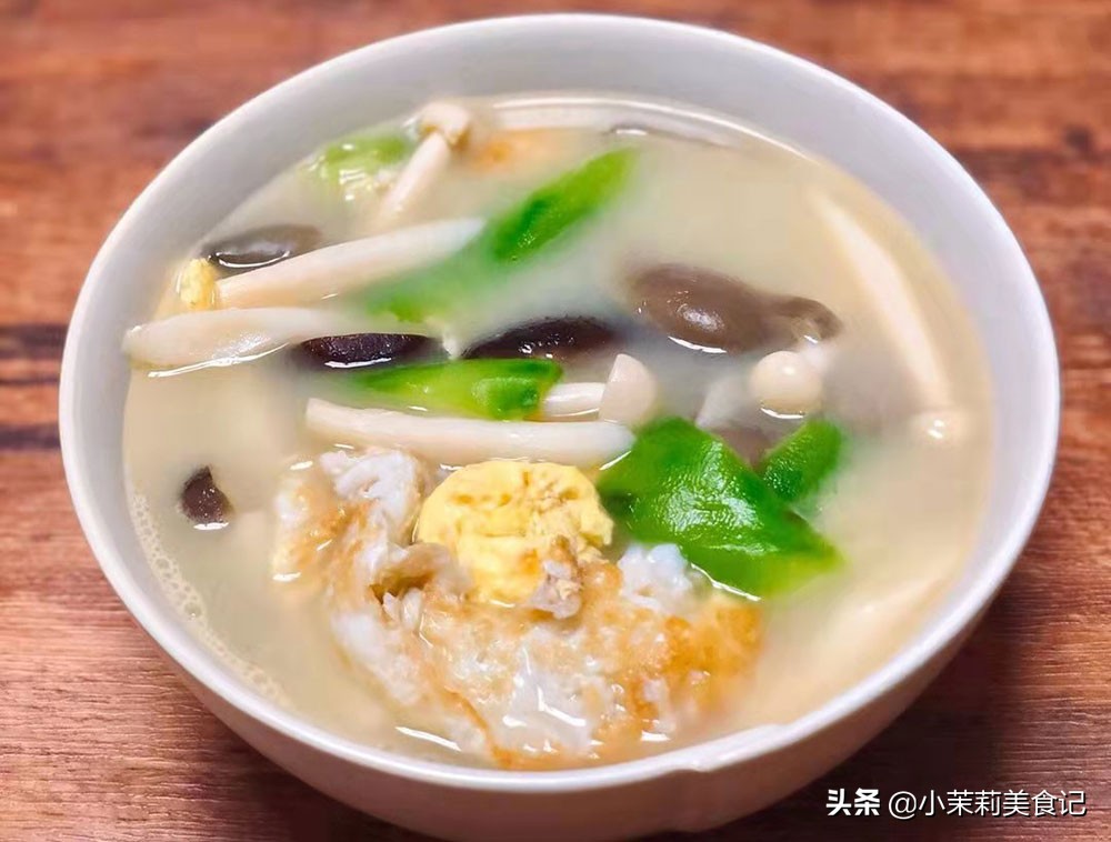 食材:絲瓜1根,香菇3朵,白玉菇1把,雞蛋2個,食鹽少許,食用油少許1,把