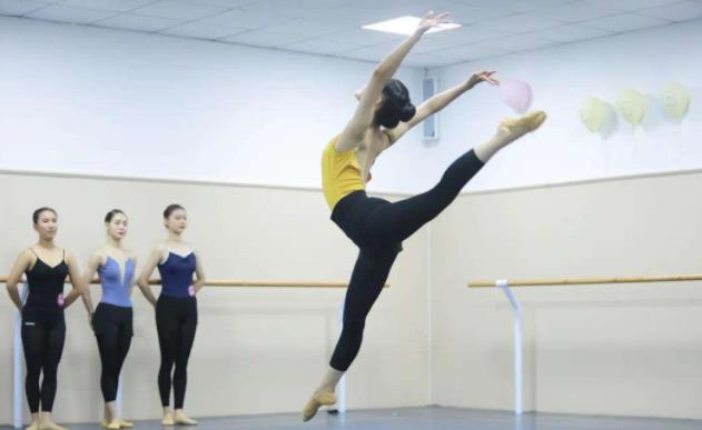 川传艺考火了，考生才艺展示“各显神通”，跳花绳堪称绝绝子