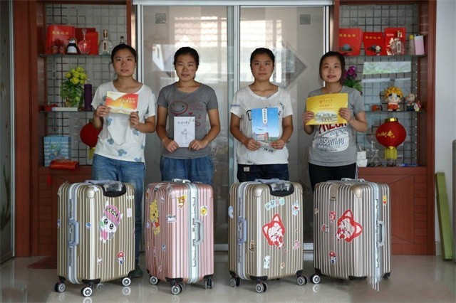 2017年农村四胞胎姐妹花同时考上大学，父母给她们一人买一部手机