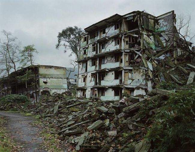 她在地震中失去双腿，6年后嫁华裔高学历老公，儿女双全成功逆袭