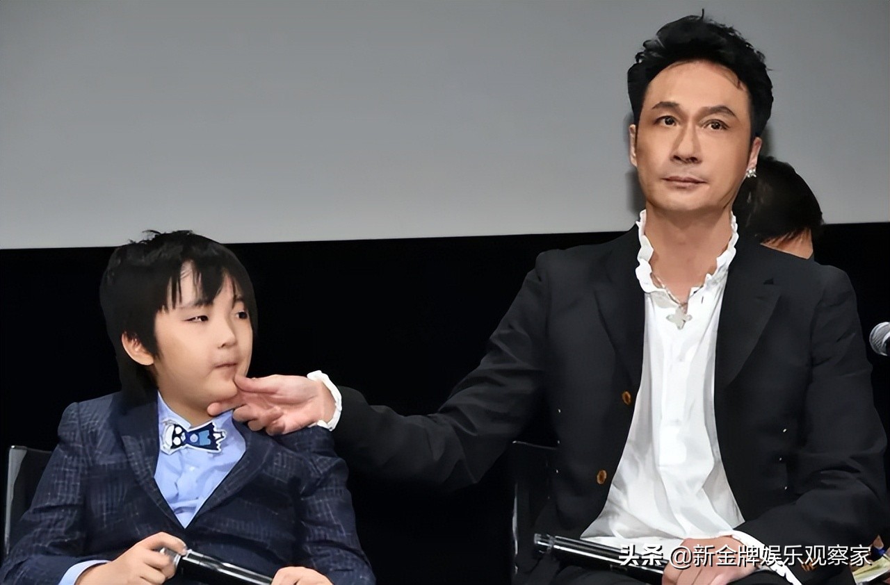 14岁费曼晒吴镇宇夫妇牵手照，妈妈露背影不露脸，调侃爸爸是老人