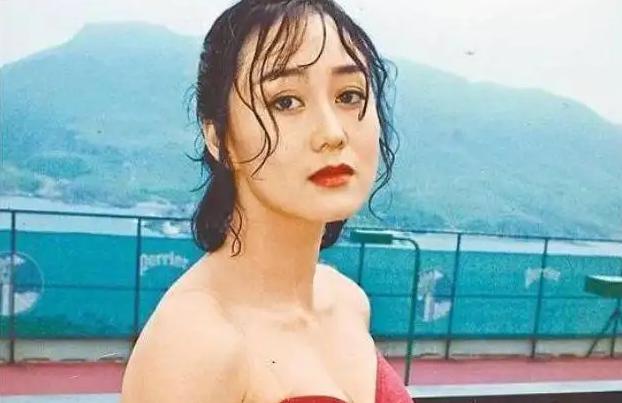 李连杰晒妻子近照,61岁利智衰老似奶奶,62岁前妻黄秋燕依旧美艳