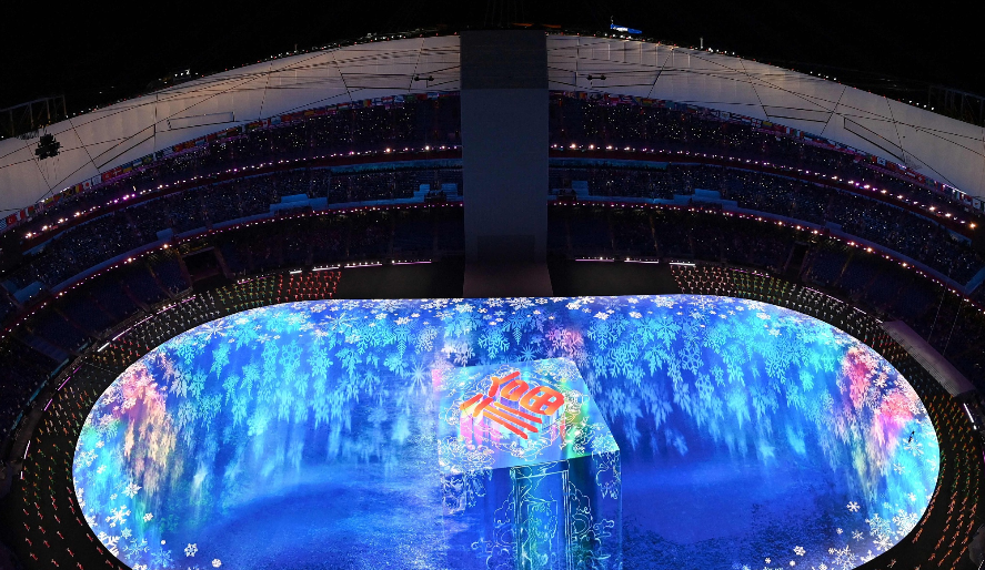 太美了吧！北京冬季奥运会开幕式：冰脚带狮子舞队登场，会场悬挂国旗。