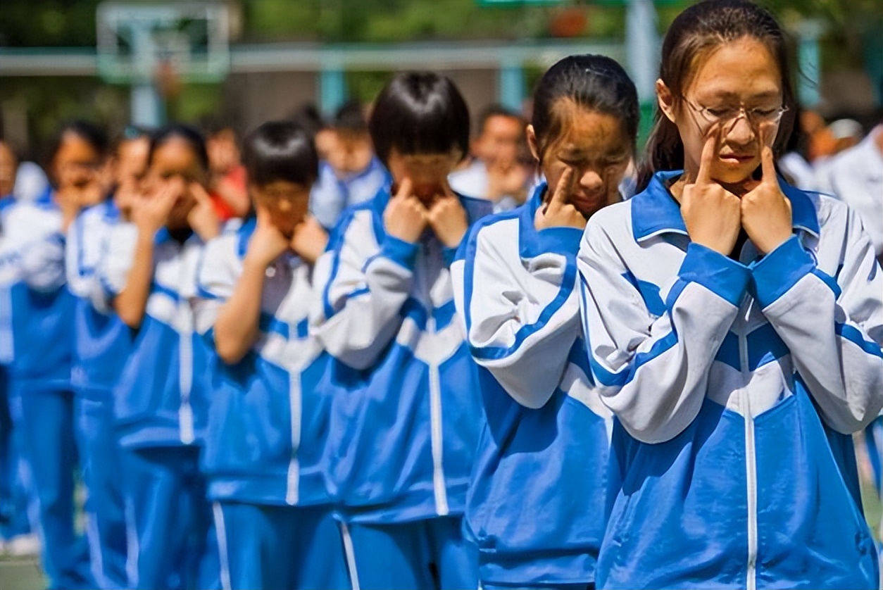 青少年发型(中学生兴起"鲶鱼须"发型,看书挡起半张脸,家长表示不理解)