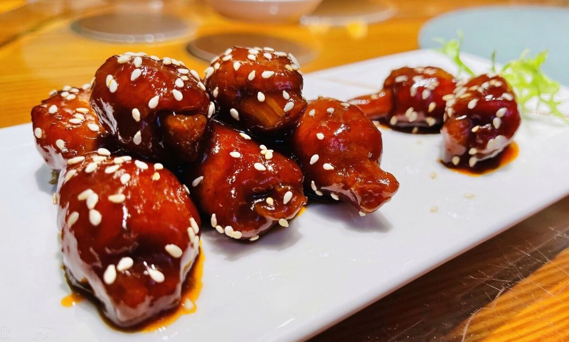 这特别的叫法中也有上海所特有的"嗲气"虽说糖醋排骨是很多地区的特色