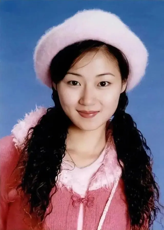 万绮雯脸大鼻梁低算不算大美人?看她和周慧敏合照就有答案