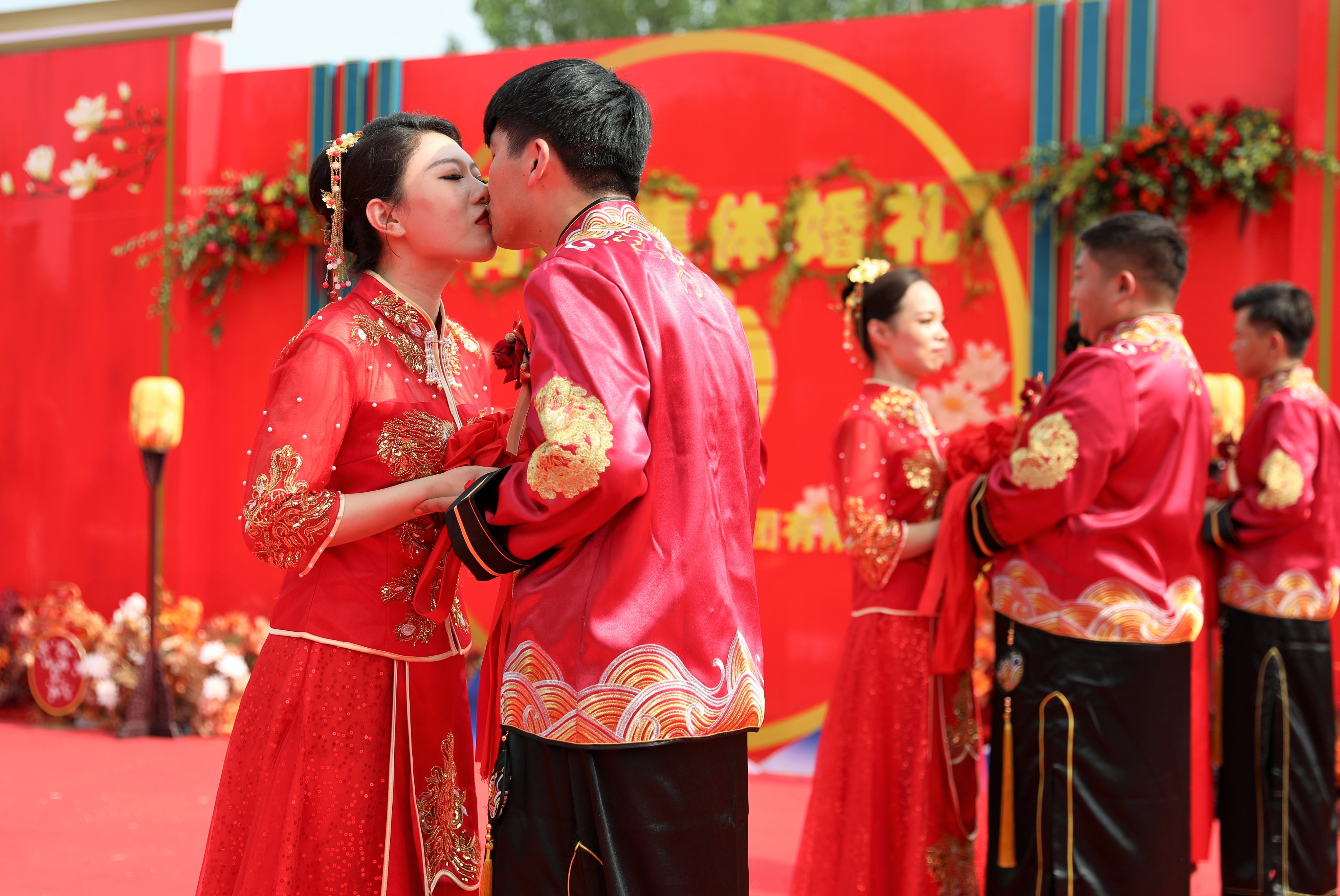 中国铁路郑州局连续举办17届集体婚礼为492对新人证婚