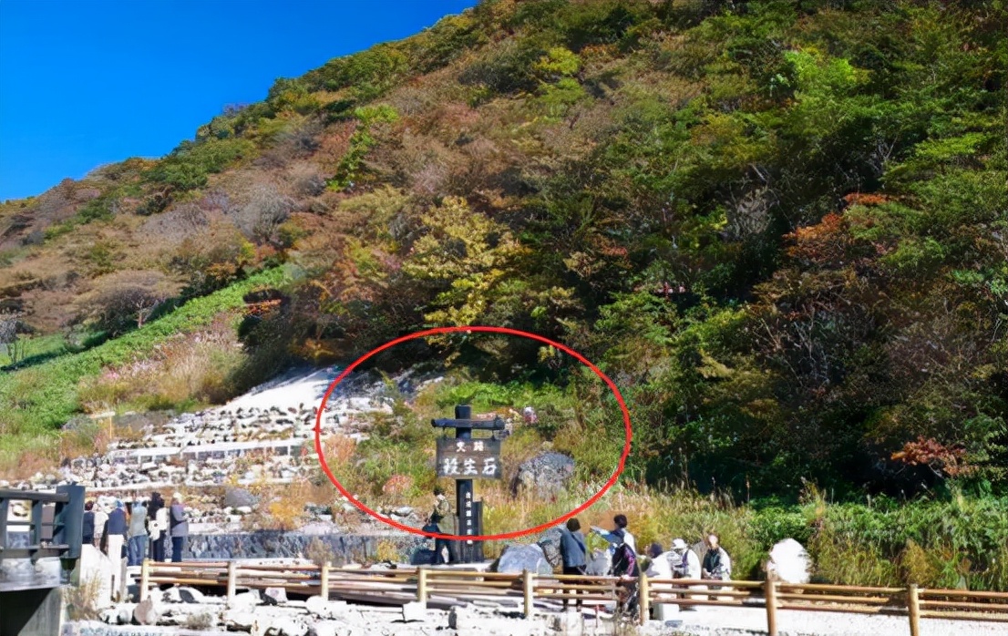“九尾狐”现身？日本国宝级“杀生石”突然裂开，这是什么预兆？