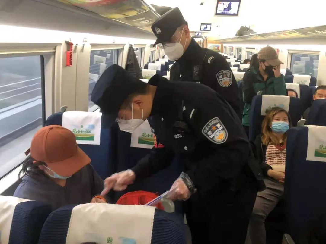 郑铁乘警五大队：安全宣传进车厢 守好旅客“钱袋子”