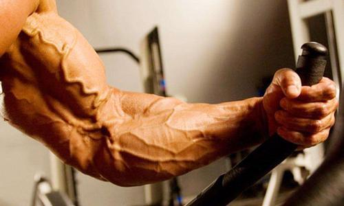 有些人手臂上“青筋暴起”，有些人却看不到青筋，哪种更健康呢？