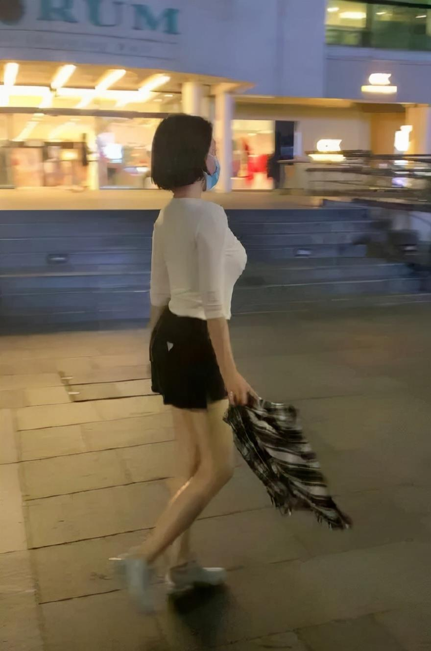 6位中年女星背影杀:年近半百仍似少女,胖一丝累赘,瘦一点没味