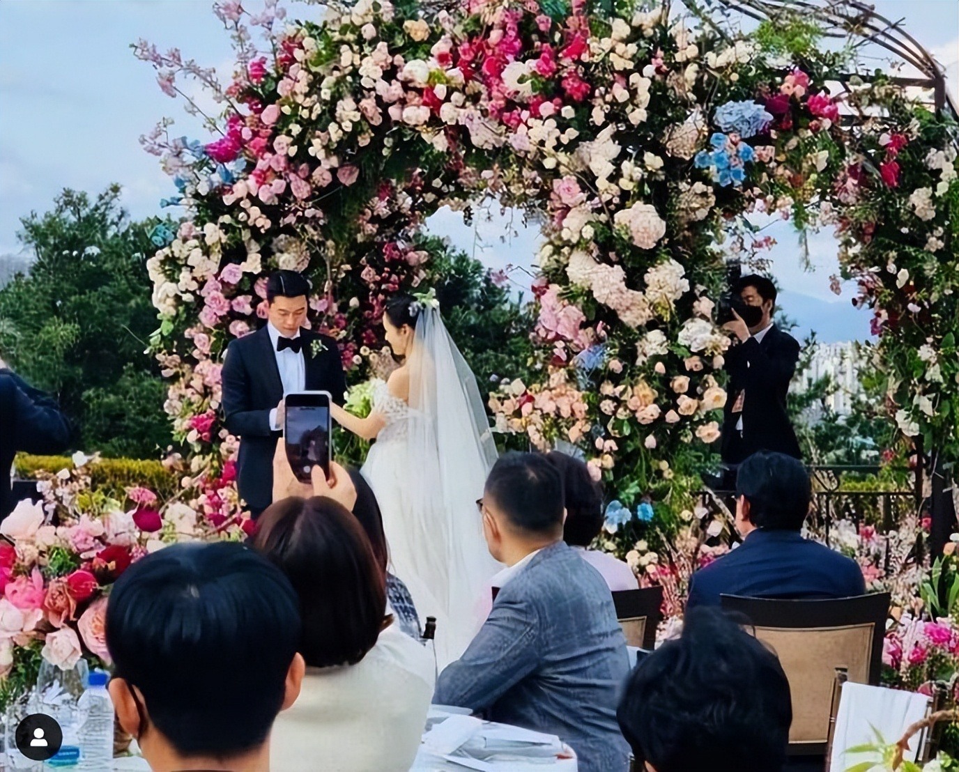 张娜拉婚礼现场和孙艺珍差不多：婚纱照首次曝光，新娘子现场跳舞