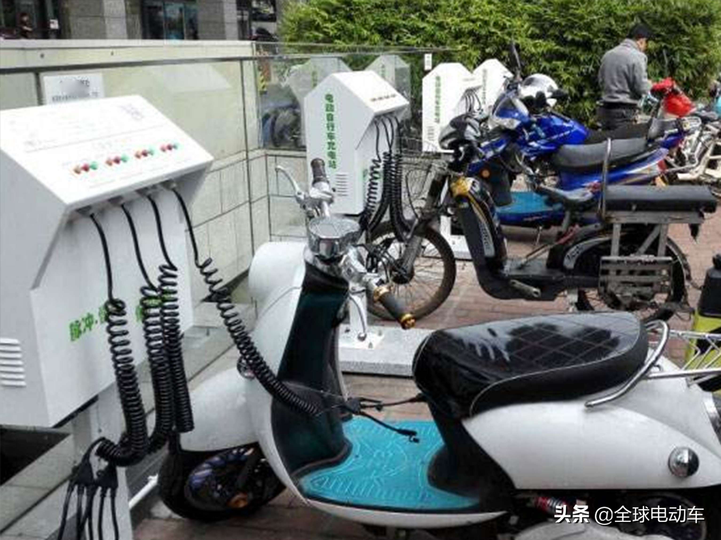 电瓶车亏电后充多久才能恢复（电瓶放久了充不进电怎么解决）-第7张图片-大连信息网