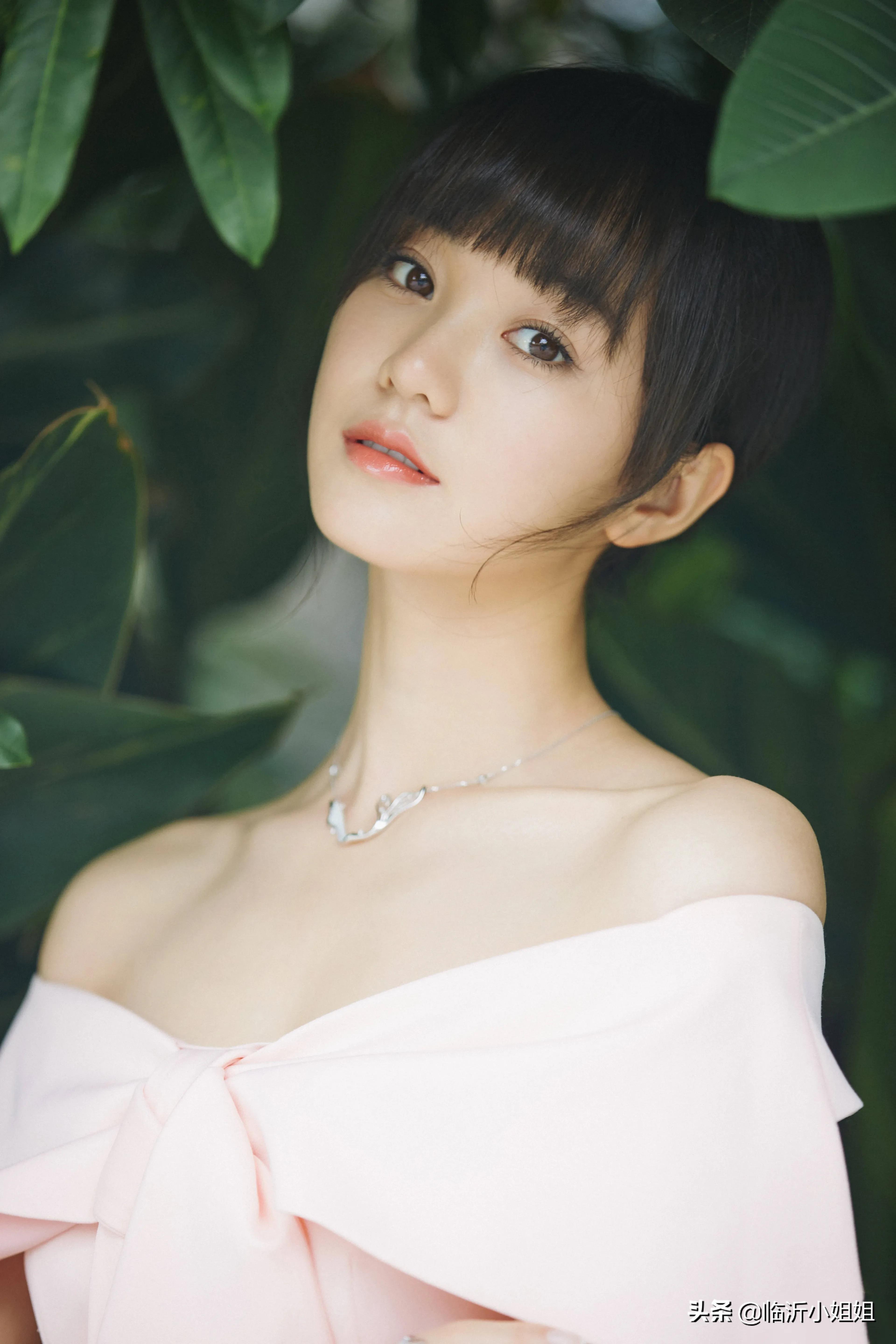 胡意旋,俏皮可爱的唯美少女,秀丽的容貌,散发青春自然的气息