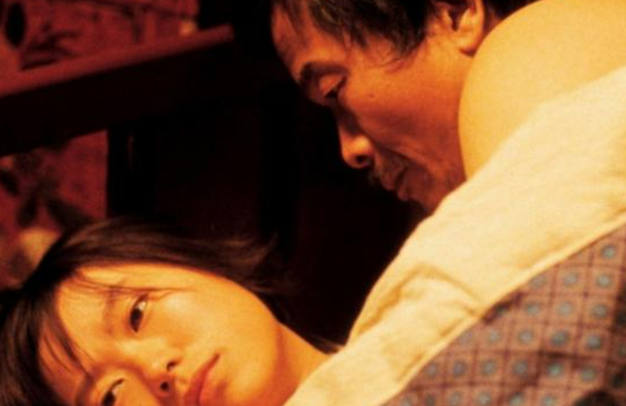 女大学生被卖山村老汉，关猪圈17年，亲爹找来为啥却给老汉一沓钱