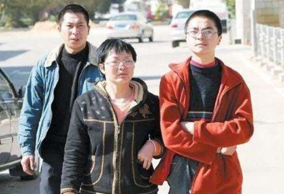 17年前，14岁湖南男孩扒飞机在万米高空飞行1.5小时，后来怎样了