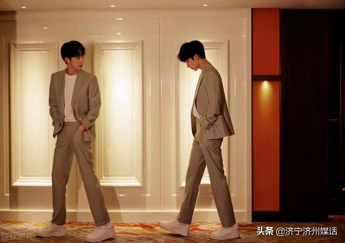 郭俊辰机场穿搭：白衬衫白Tee,阳光帅气