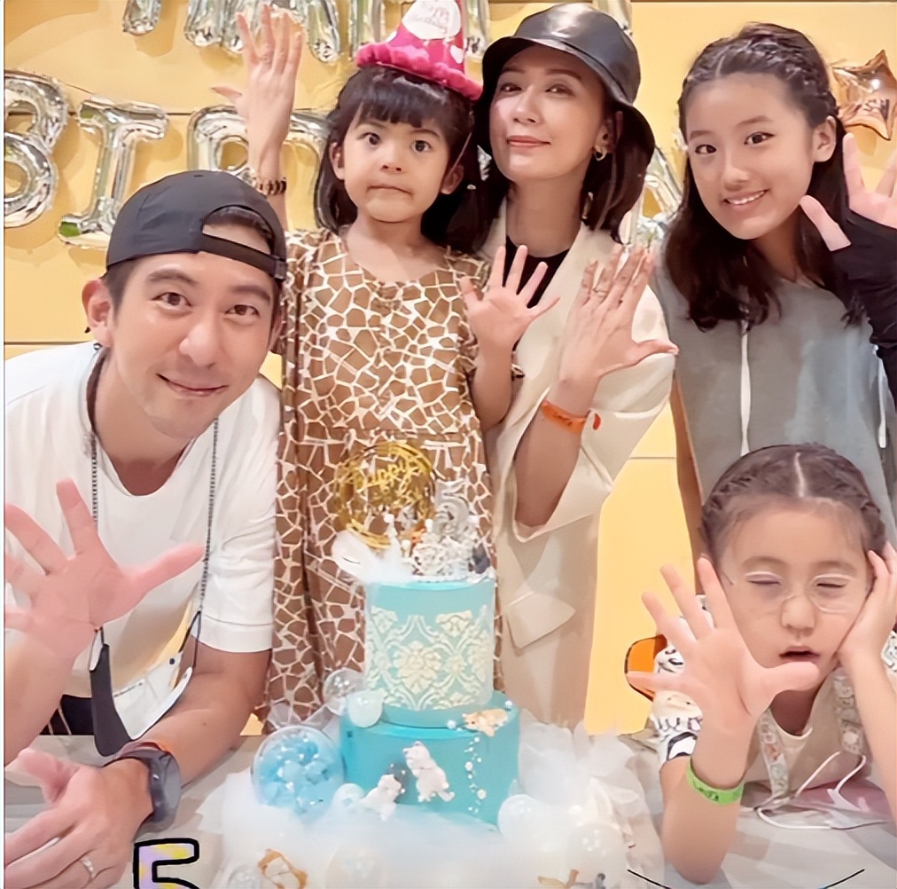 47岁贾静雯罕晒健身照，豪宅中练空中倒立，身材纤瘦状态超年轻