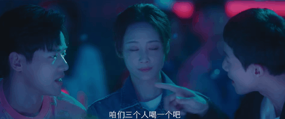 30岁老人狂奔的国产喜剧！满是狗的血，超“大尺度”的夜店群剧