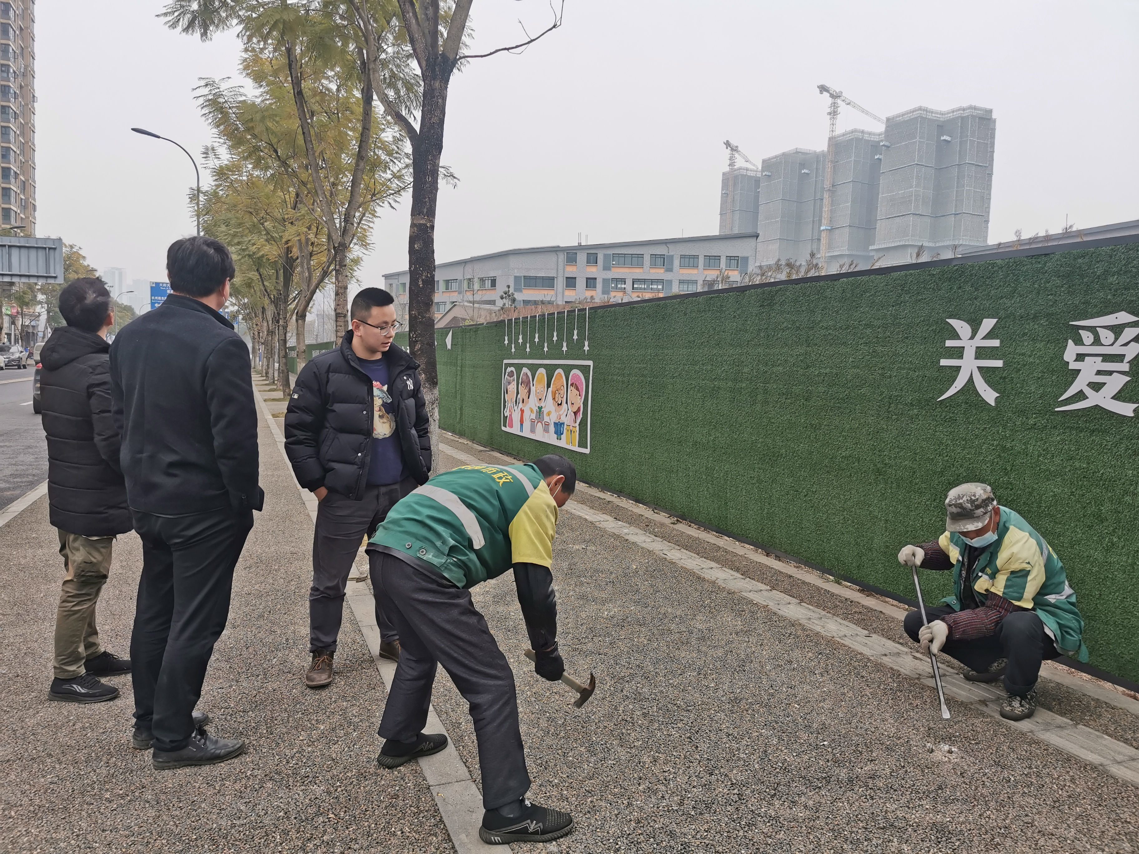 清除路面“绊脚钉”，辖区居民点赞