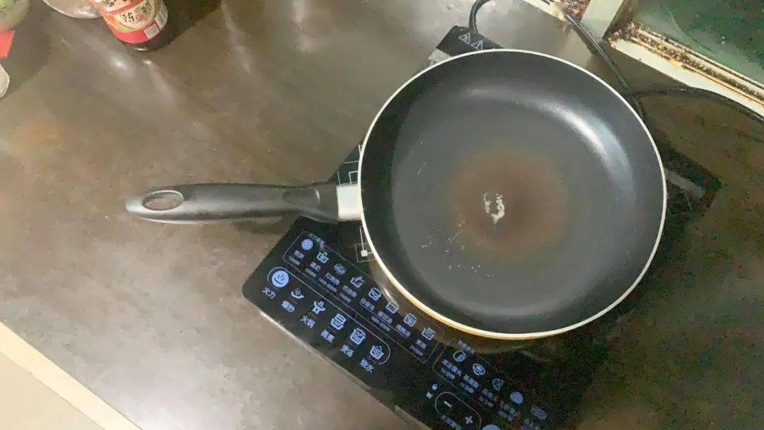 长期用不粘锅，不粘锅涂层加热后会分解有毒物质，还会致癌？