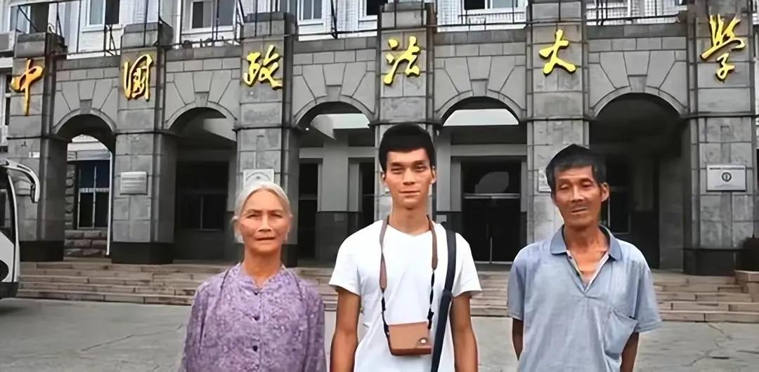 放弃政法大学，吉林大学，重庆大学，高考13次只为中科大：唐尚珺