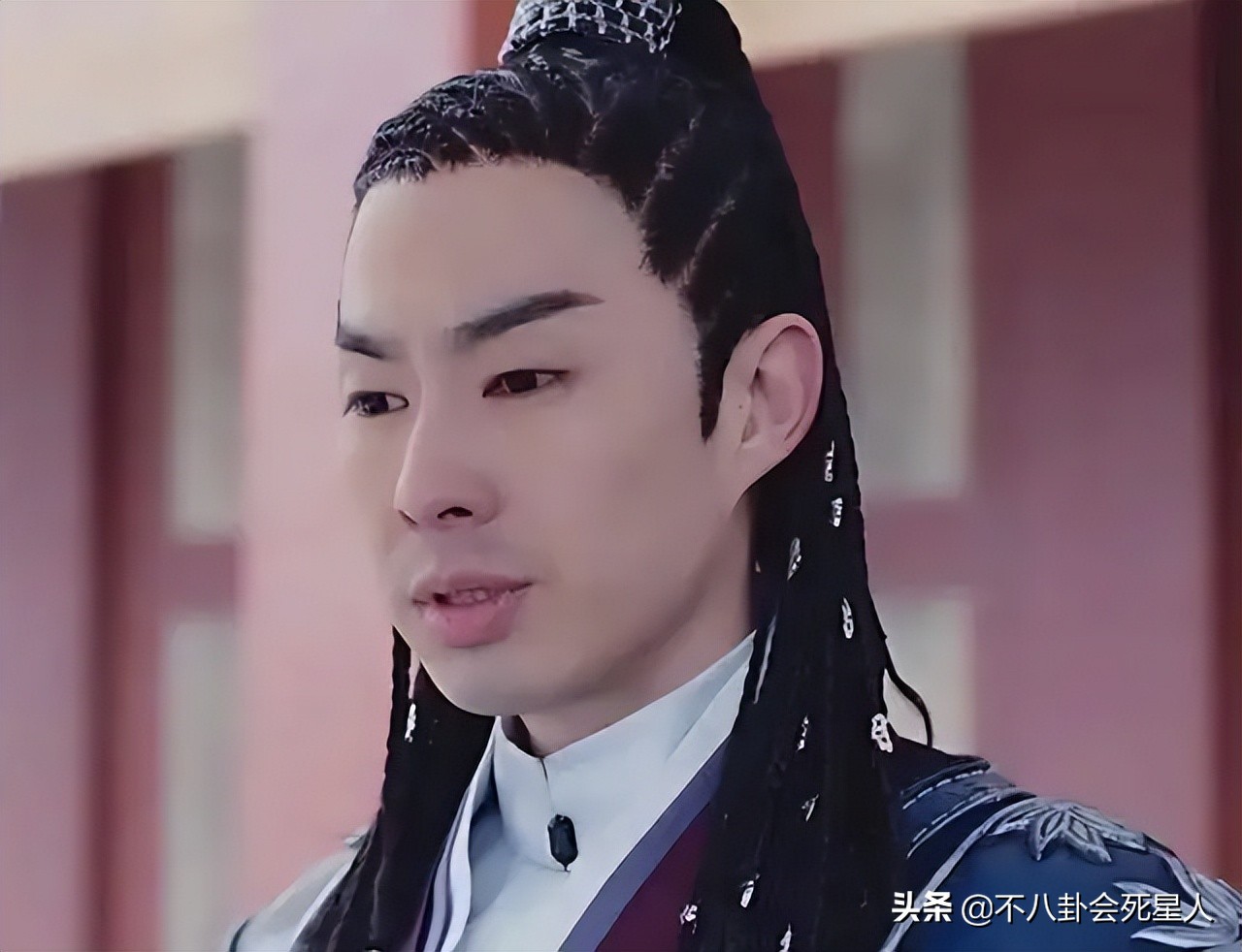 厚嘴唇、大鼻孔、长方脸，这7位男星看似很帅，实则奇怪