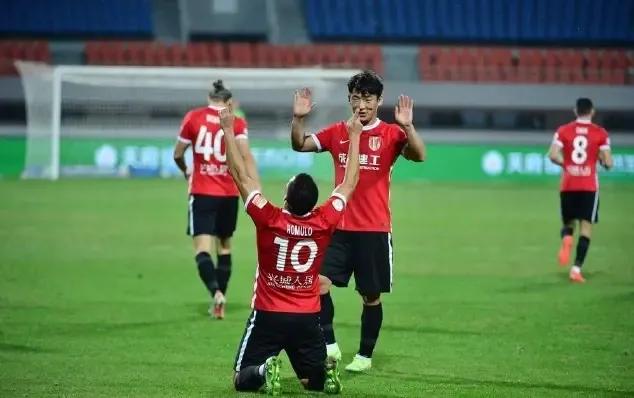 中超最新积分榜：广州队和武汉长江降级掉入中甲，广州城保级成功