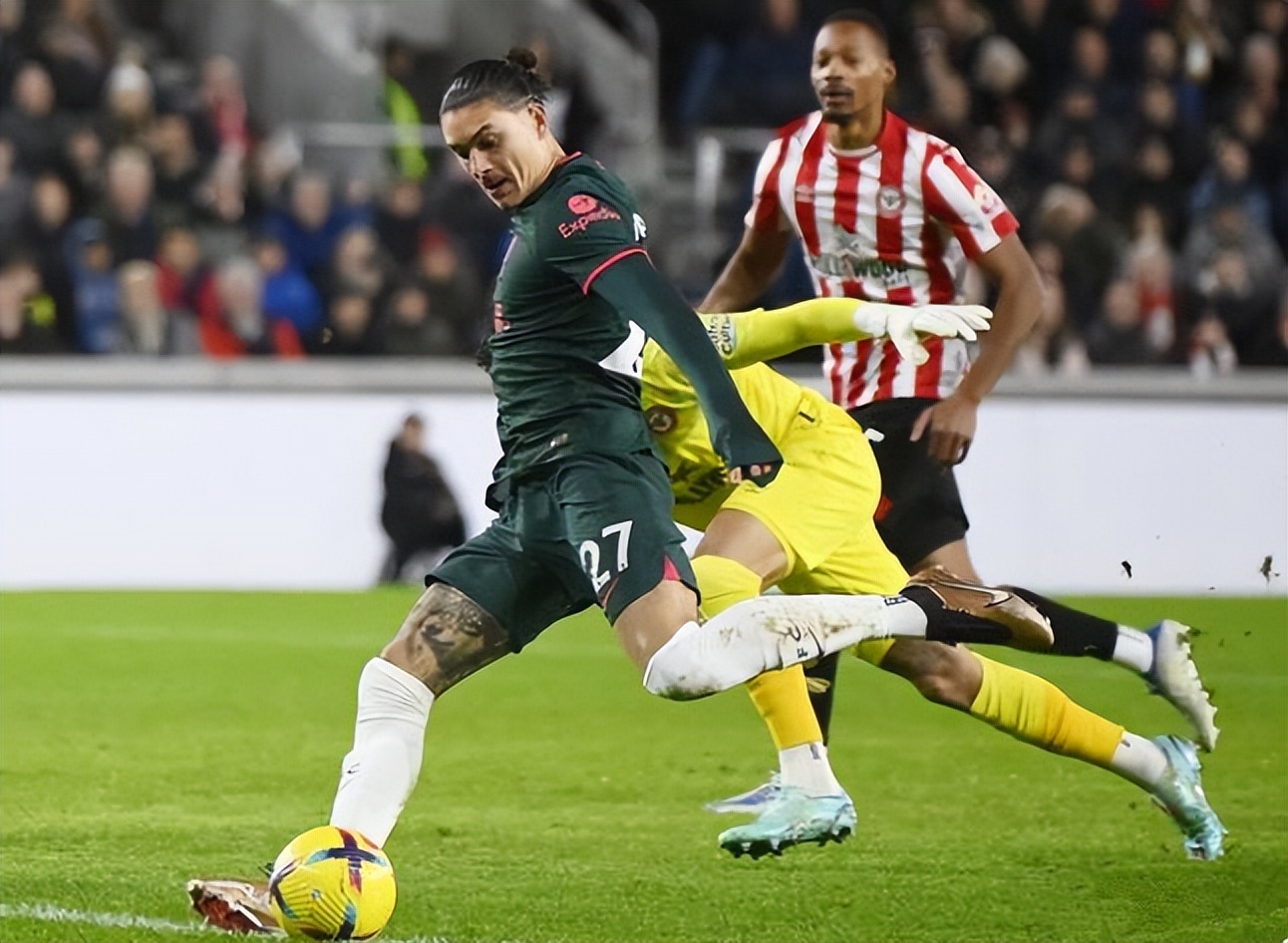 英超利物浦為什么少賽一場</h2>

<p>　　賽前，利物浦16輪積28分，距離排名第四的曼聯(lián)只差4分，前一日熱刺輸球之后，無緣重返前四，同時給利物浦反超機會，只要一場勝利。結(jié)果利物浦自己浪費機會，爆冷輸球之后積分停留在28分，多賽一輪落后前四4分，如果曼聯(lián)本輪取勝，將會擴大領(lǐng)先優(yōu)勢。</p>

<p>　　數(shù)據(jù)統(tǒng)計，利物浦全場高達72%的控球率，完成16次射門且6次射正，結(jié)果幾乎遭遇一場慘敗，也跟前鋒門前把握機會不夠有關(guān)，烏拉圭前鋒努涅斯堪稱罪魁禍?zhǔn)住?/p>

<p>　　<img alt=