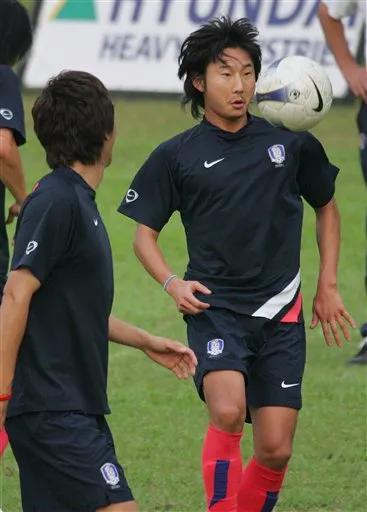 足球情侣头像一对两张（世界足坛野兽和美女的结合，一树梨花压海棠）