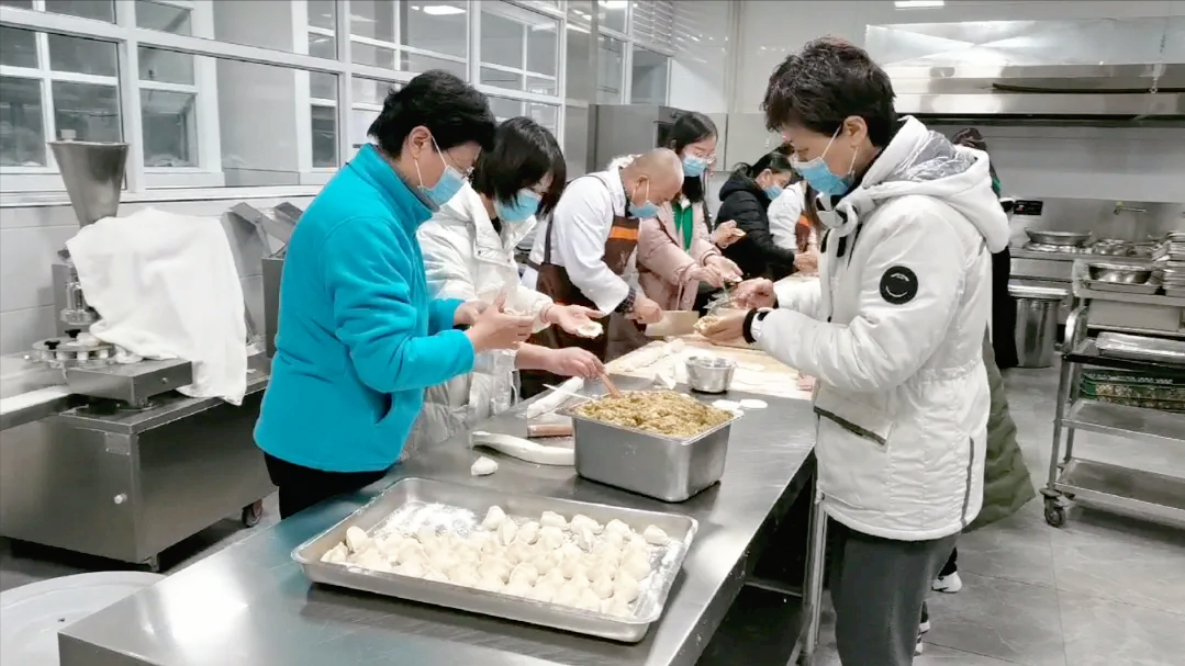 10000+饺子滚滚而来——闻励师生包饺子，话饺子，团团围坐吃饺子