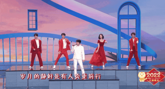 2019女足世界杯全部歌曲(2022元宵晚会名场面：张小斐歌声迷人，中国女足唱《铿锵玫瑰》)